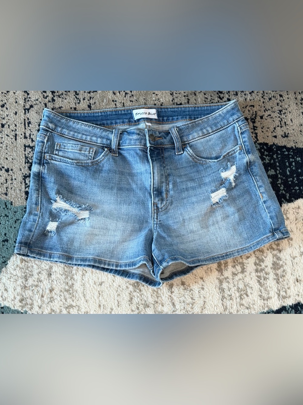 Studio Blue Women’s Size 30 Distressed Denim Shorts Light Wash Stretch